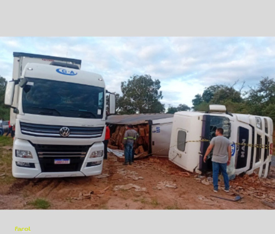 Caminhão carregado com café tomba na curva do Mosteirinho 