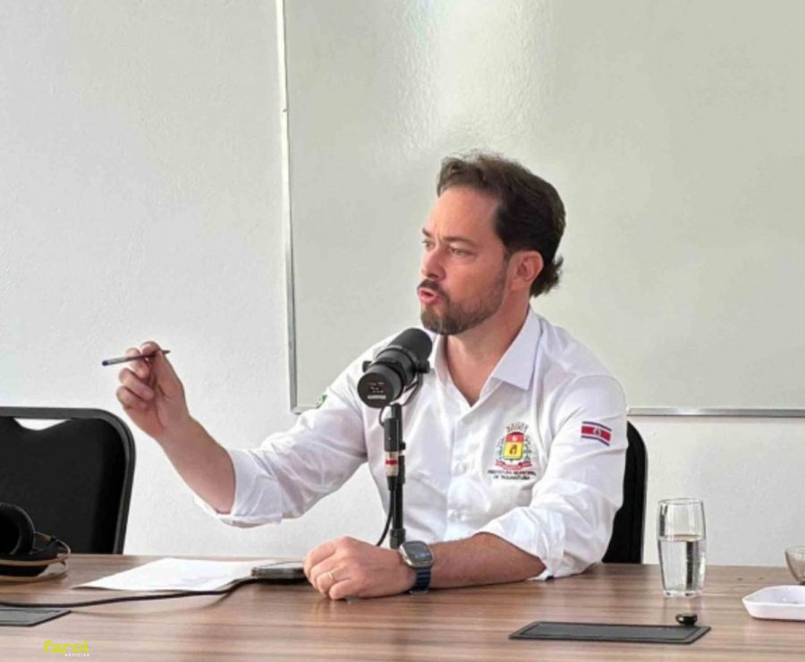Em coletiva à imprensa, prefeito Éder Miano rebate denúncias e presta esclarecimentos sobre CPI 