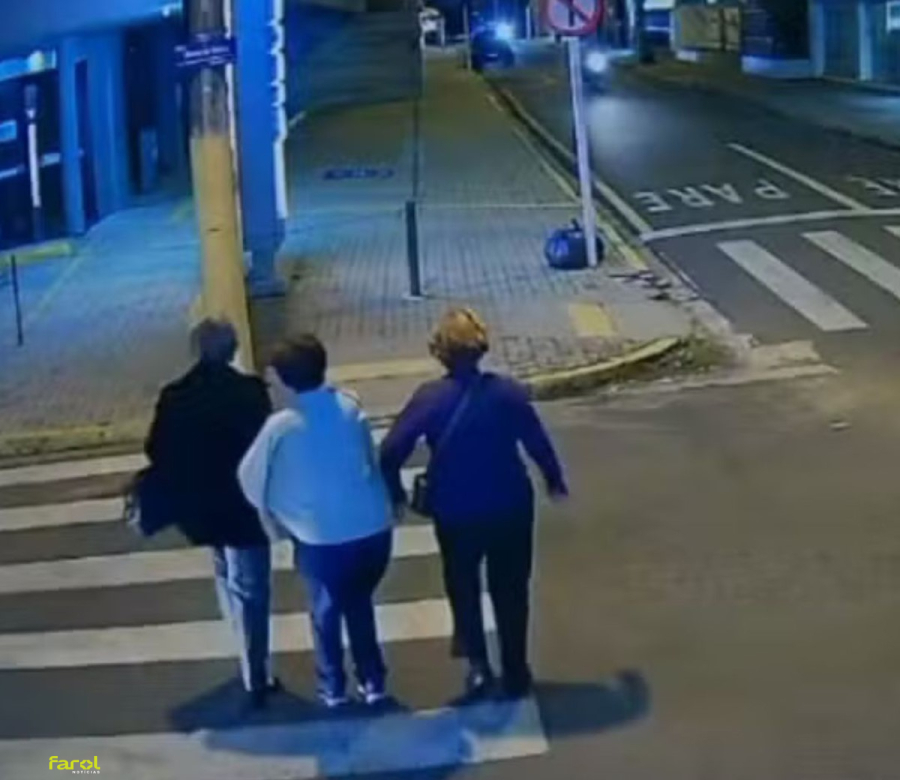 Idosas são atropeladas na faixa de pedestre em rua do centro 