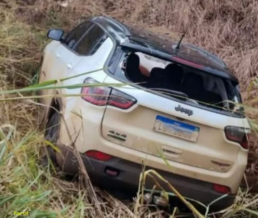 Veículo sai da pista e cai em barranco na Estrada do Funil