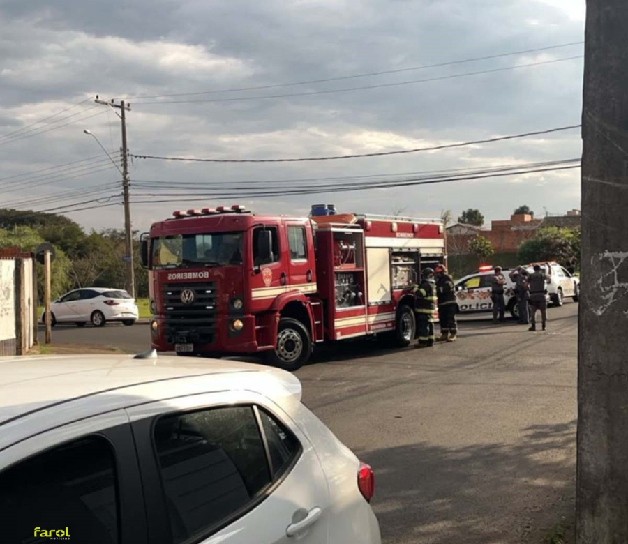 Cabo de alta tensão cai sobre carro com duas pessoas 