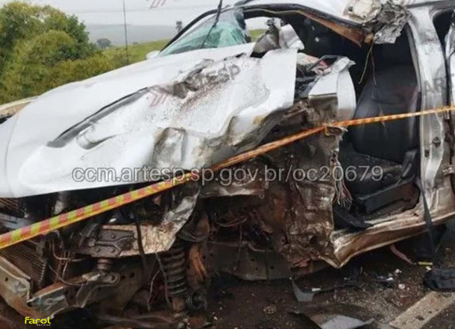 Acidente entre carreta e caminhonete deixa uma pessoa morta e três feridas entre Itaí e Paranapanema