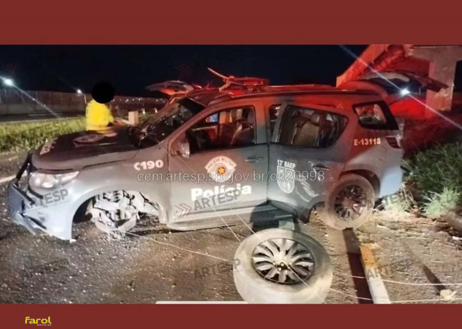 Viatura da PM capota após motorista perder o controle na SP-294 