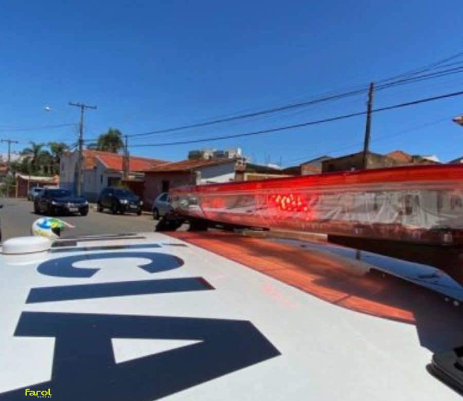 Mulher é presa em flagrante após deixar filhos sozinhos para ir à balada