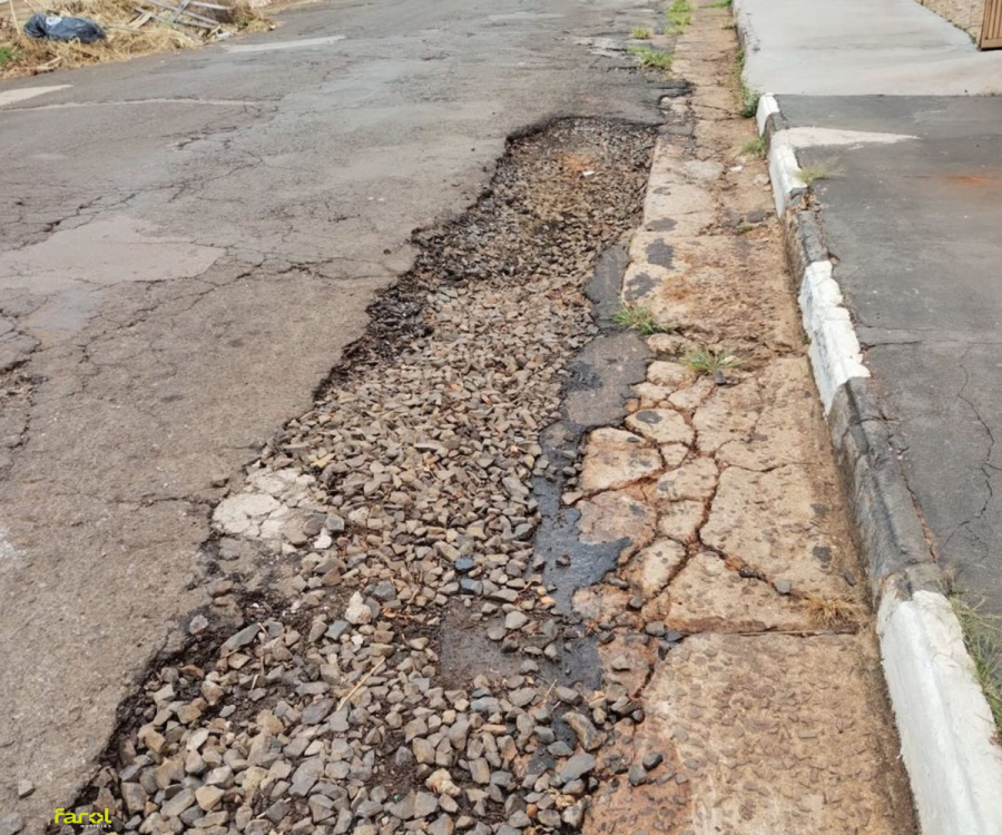 Cratera na Rua Duque de Caxias gera revolta de moradores e comerciantes em Itaí