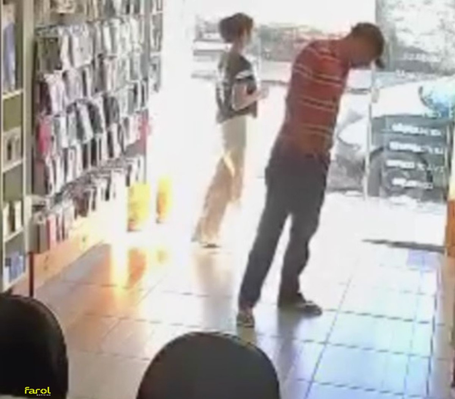 Câmeras flagram homem colocando caixa de som dentro da calça durante furto em loja