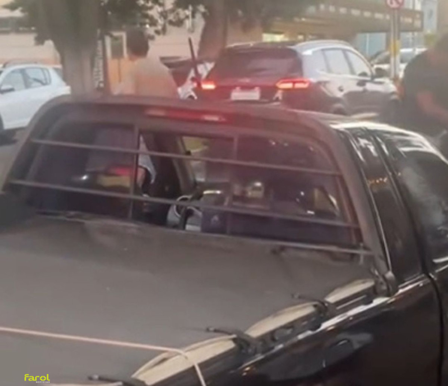 Jovem fica gravemente ferido após colisão entre moto e dois carros 