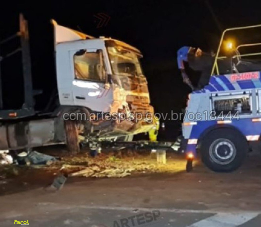 Acidente com carreta madeireira causa transtornos na SP270