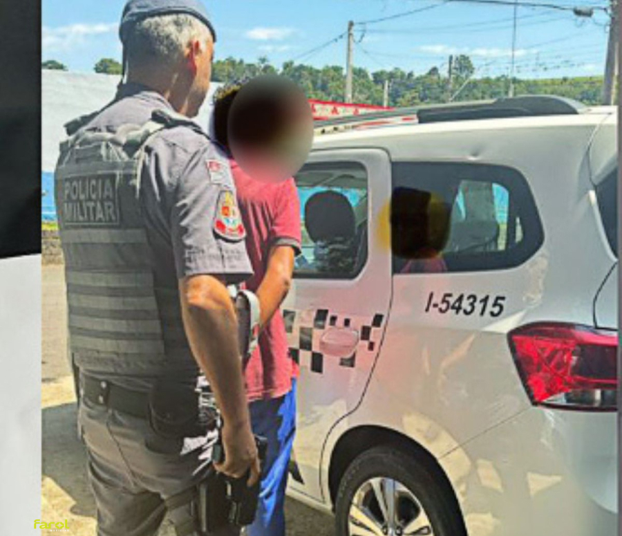 Homem de 25 anos é detido pela Polícia Militar com porção de maconha em praça pública