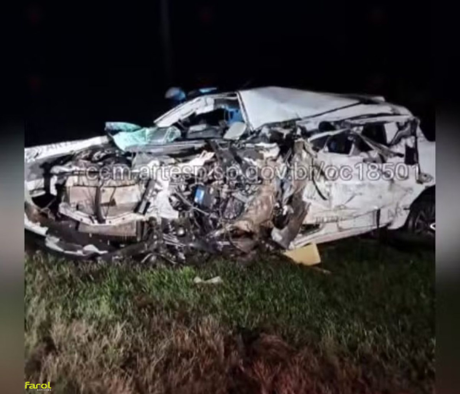 Motorista morre e caminhonete fica destruída em batida contra carreta na SP 270