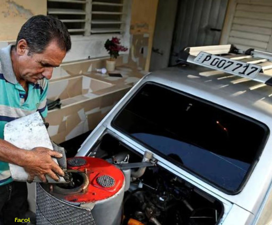 Cubano alimenta veículo com carvão diante de bloqueio de petróleo dos EUA