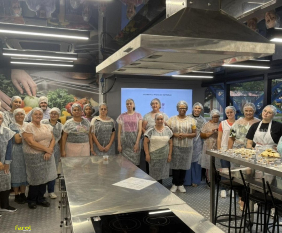 Carreta Cozinhalimento capacita mais de 70 moradores