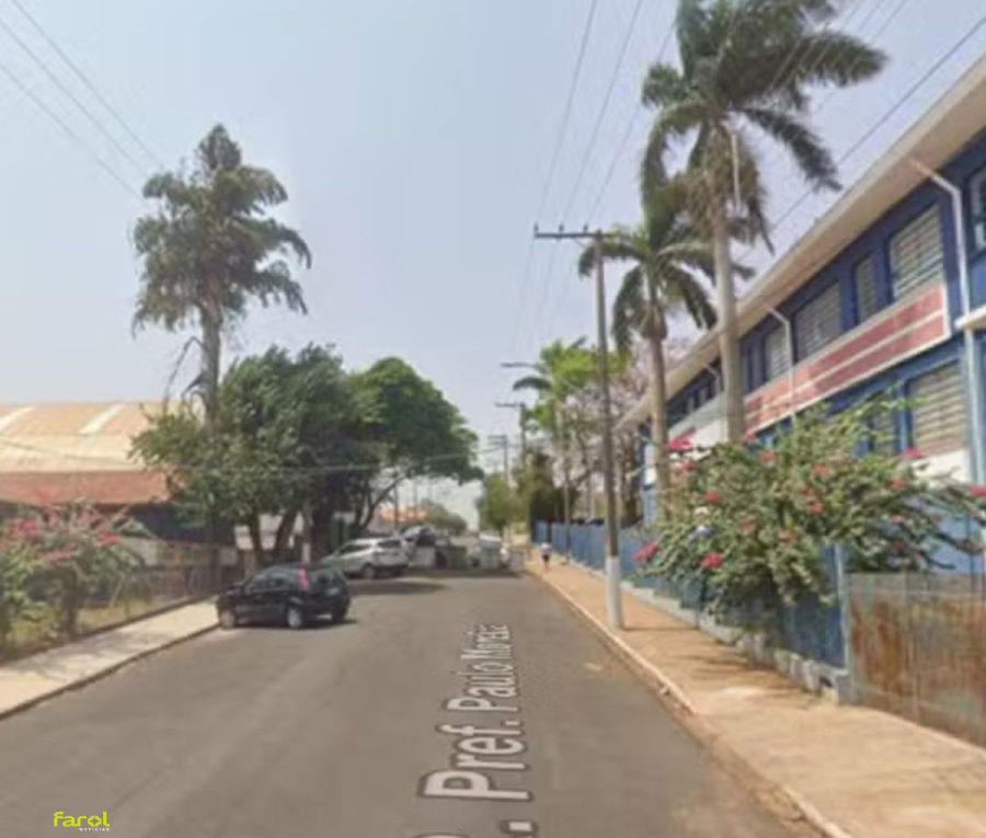 Trabalhador é esmagado após empilhadeira tombar em rua da cidade