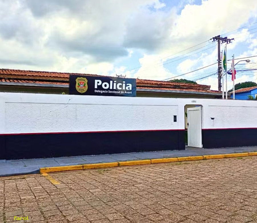 Jovem é encontrado morto com marcas de facadas no pescoço 