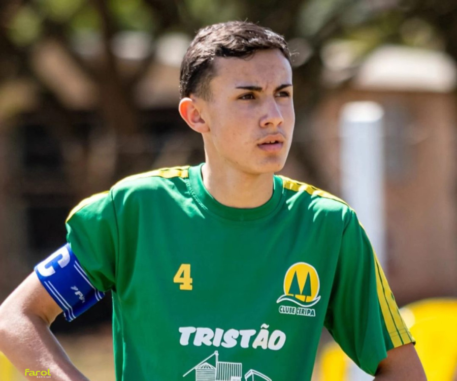 Jovem realiza teste em clube com foco nas categorias de base