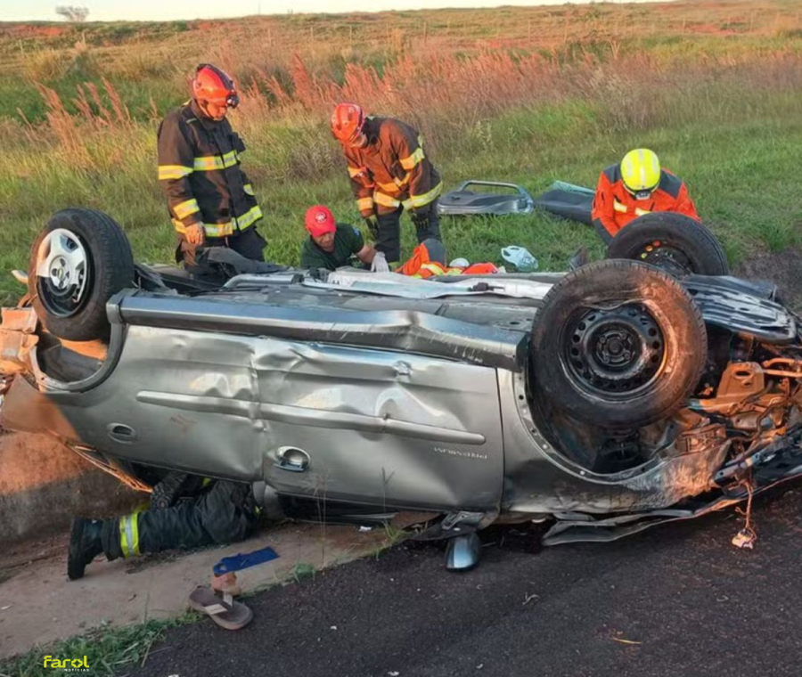 Família fica ferida após carro capotar na Castello Branco no interior de São Paulo