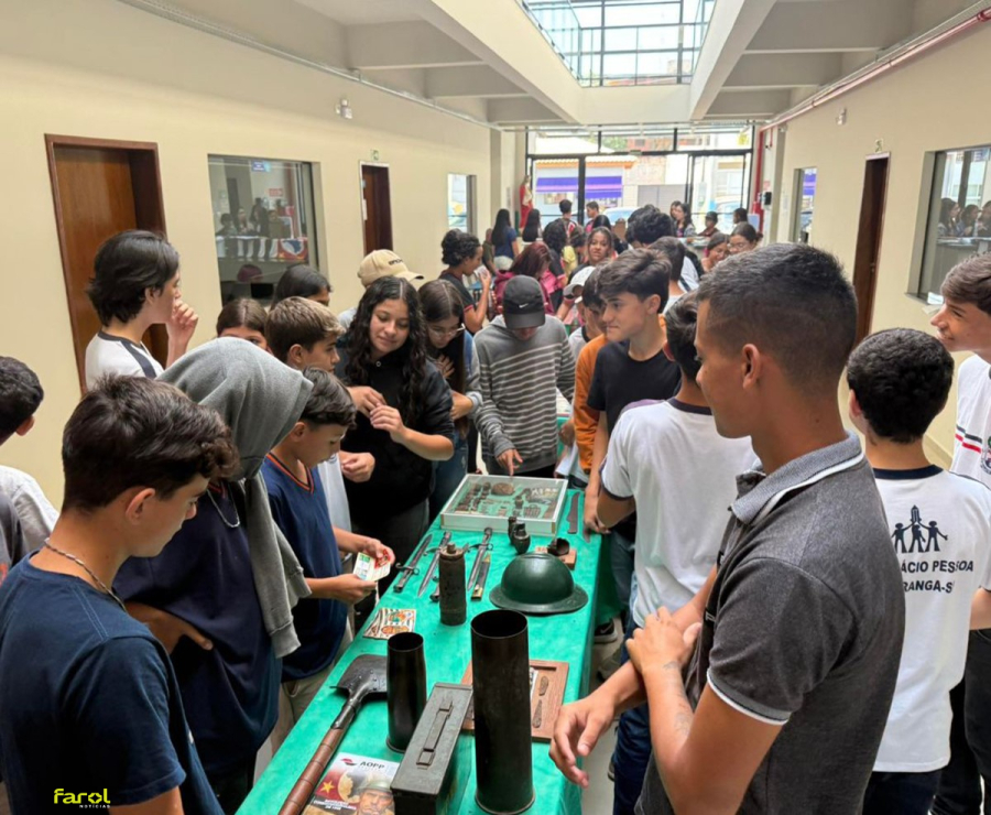 Exposição sobre a Revolução de 1932 atrai visitantes e estudantes no Paço Municipal 