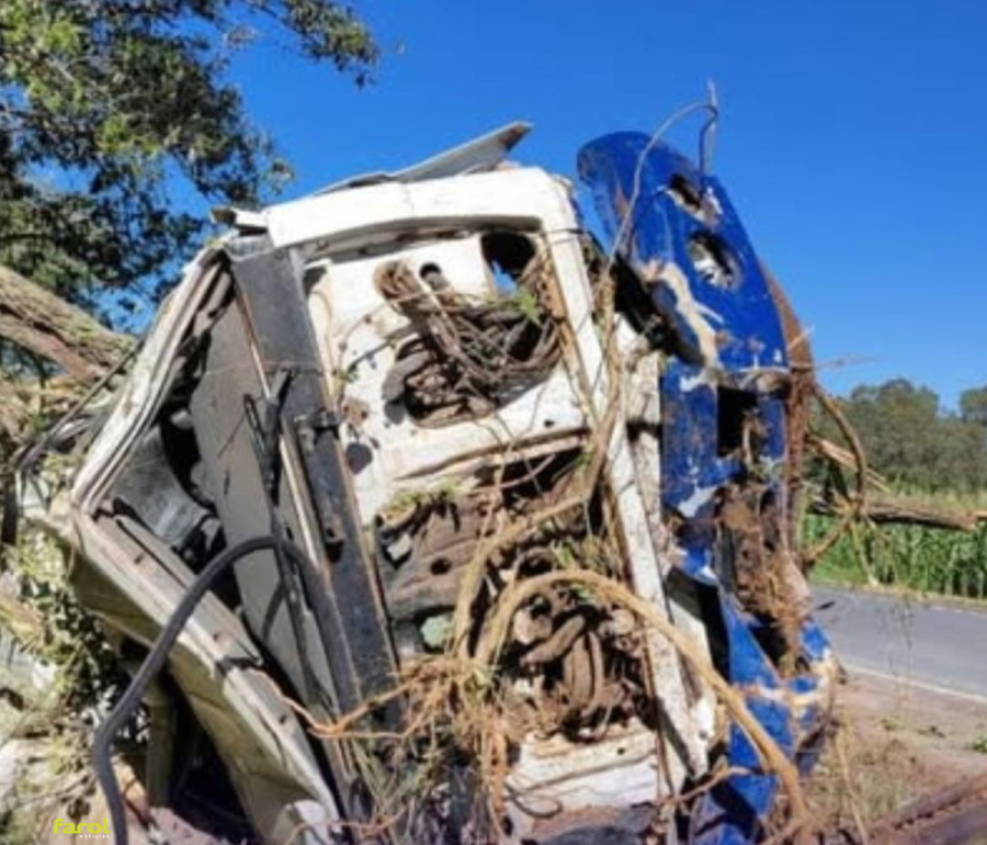 Caminhão carregado com concreto tomba na SP-249 entre Coronel Macedo e Itaberá
