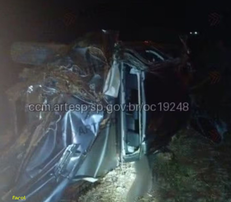 Motorista morre e carro fica destruído após capotamento na SP-255 