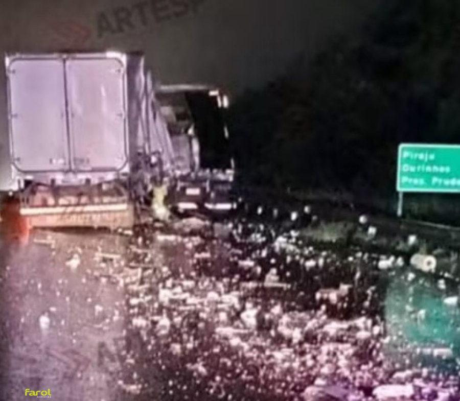 Acidente entre caminhão e carreta interdita rodovia Raposo Tavares 