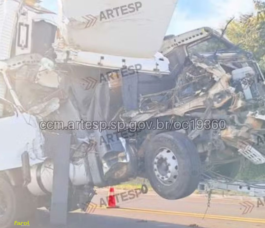 Acidente entre carretas interdita trecho da Rodovia Raposo Tavares 