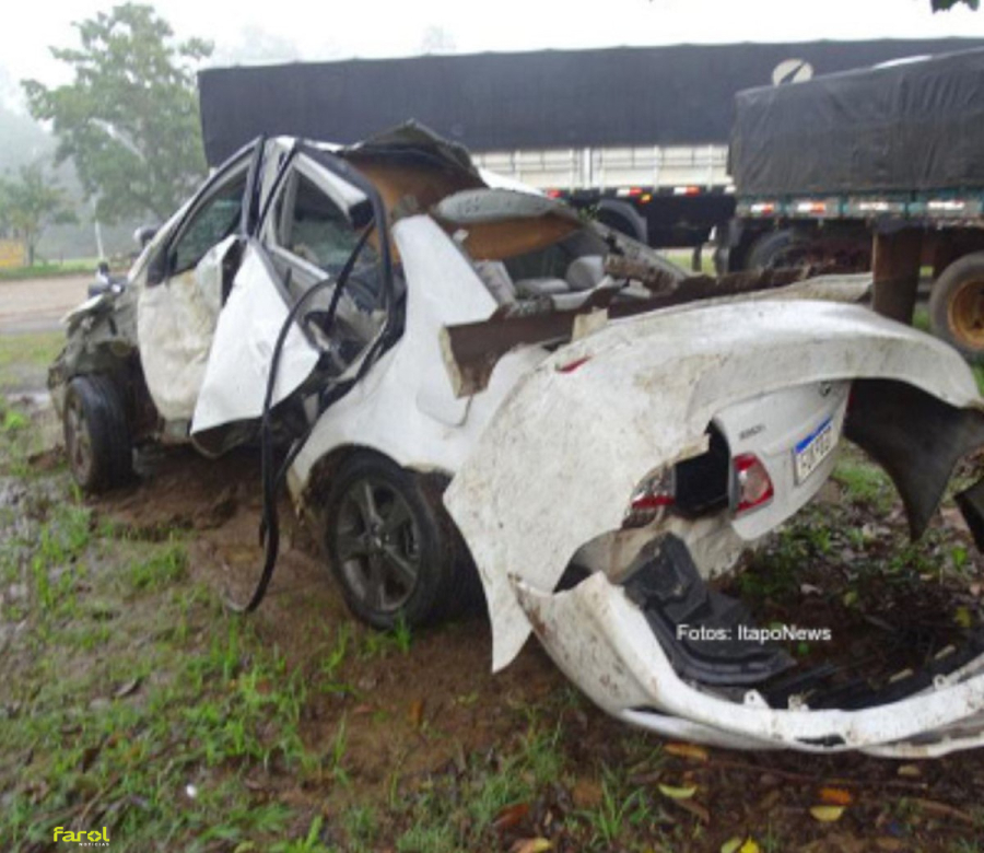 Toyota Corolla capota na SP-281 e deixa casal ferido