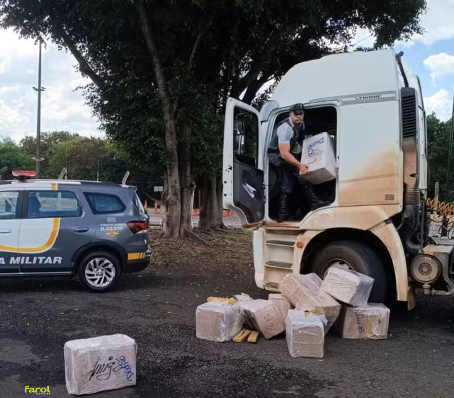 Caminhoneiro abandona carreta e foge para mata após perseguição na Raposo Tavares; mais de 400 kg de maconha são apreendidos