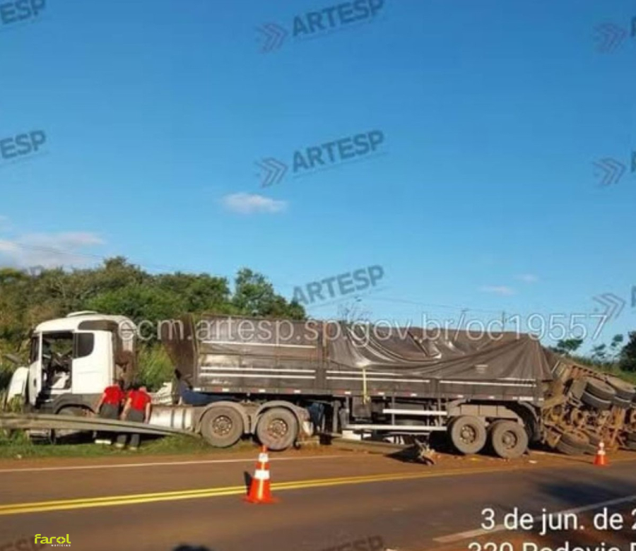 Motorista morre após carreta tombar na Rodovia SP-255 