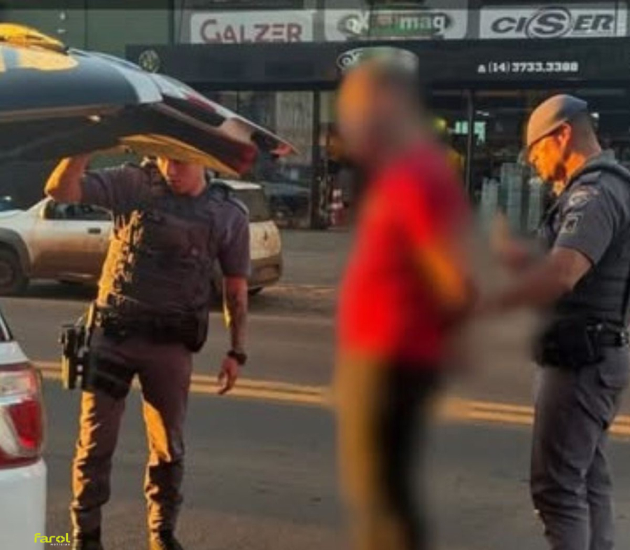 Homem é detido por suspeita de estelionato ao tentar retirar mercadorias em loja 