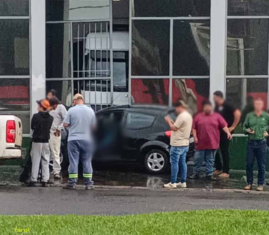 Condutora morre após colisão contra estabelecimento em avenida da cidade