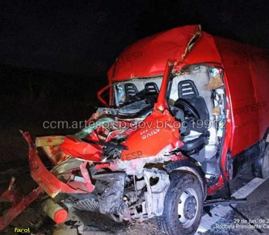 Motorista de van fica preso às ferragens após acidente com caminhão 