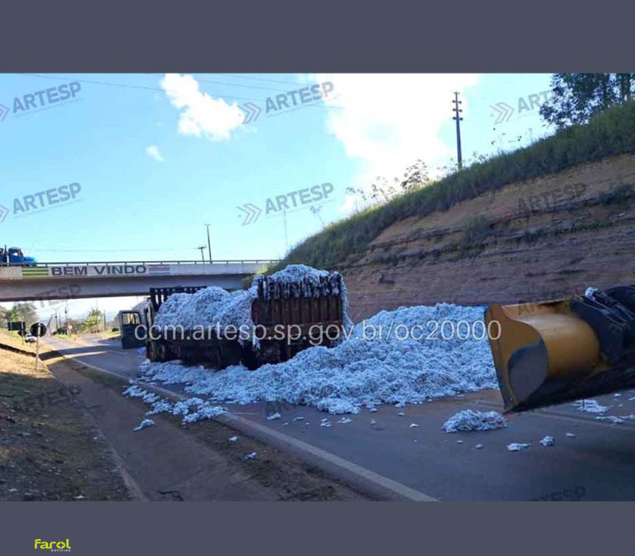 Carreta tomba e interdita acesso da SP-270 a Campos de Holambra, em Paranapanema