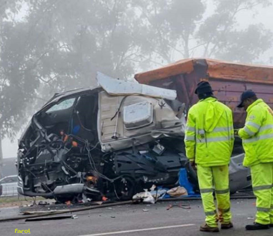 Motorista morre após ficar preso às ferragens em colisão entre caminhões no trevo 