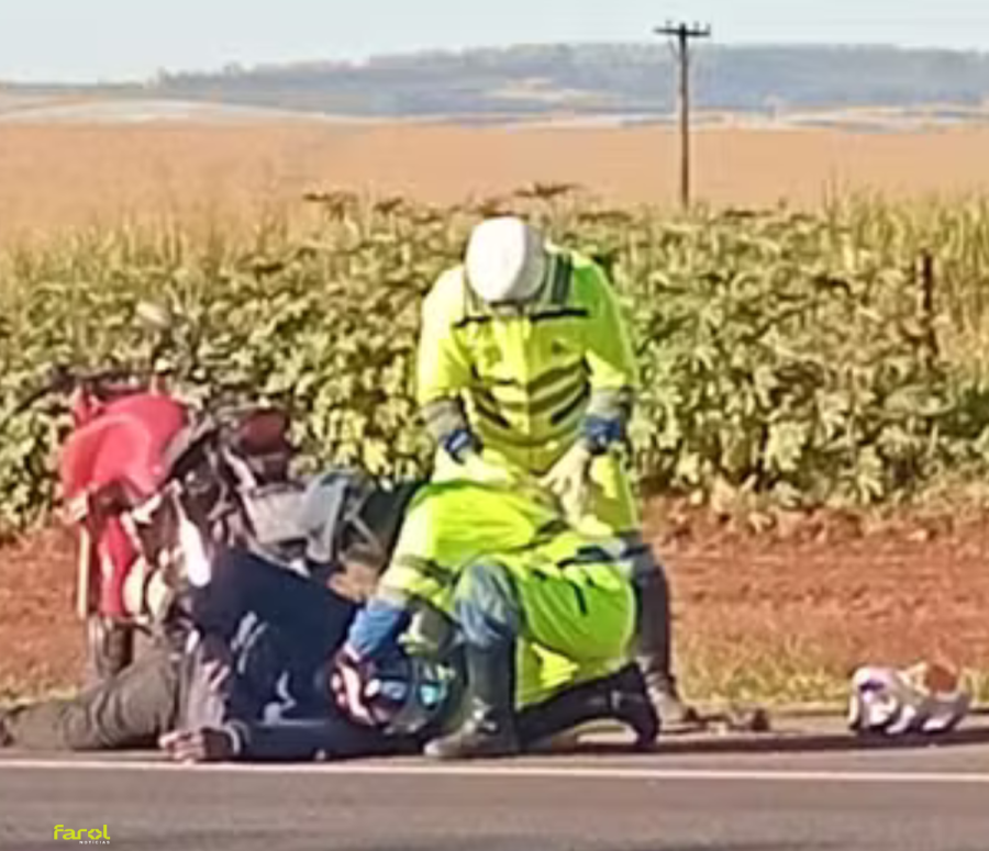 Motociclista é socorrido em estado grave após bater contra carro na Raposo Tavares