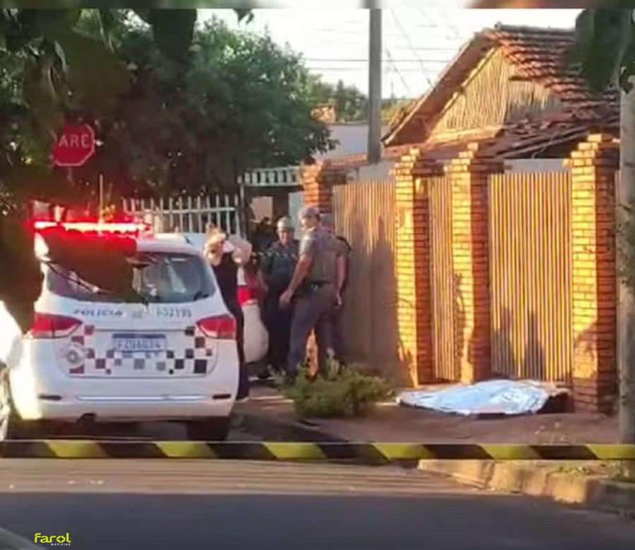 Homem de 44 anos é morto a tiros por dupla em motocicleta 
