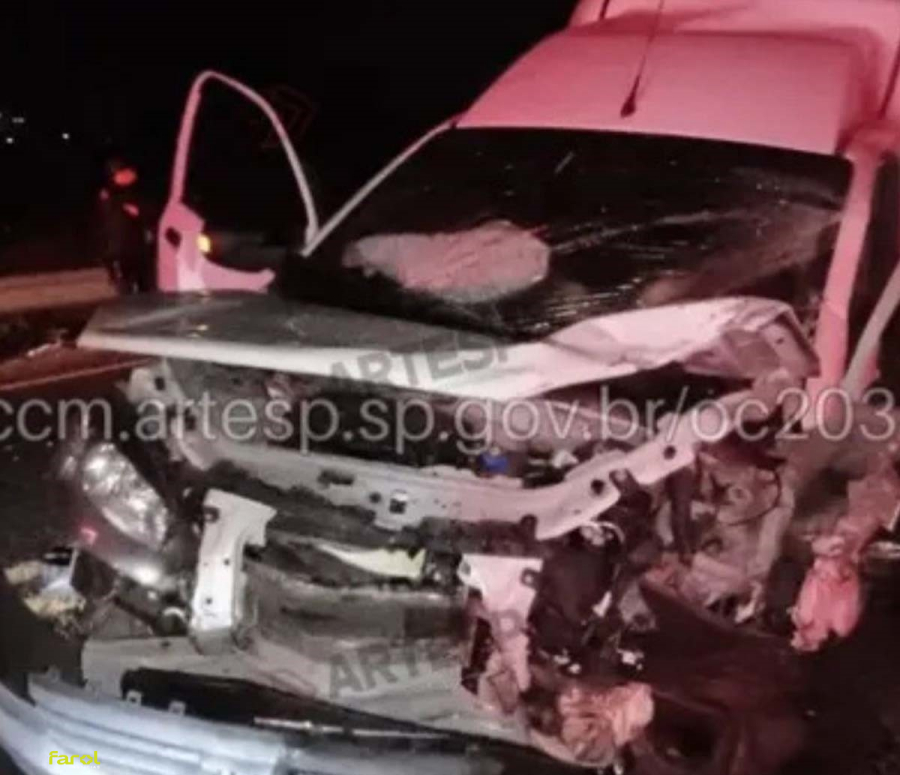 Fiorino invade pista contrária, atinge Onix e bate de frente com Montana 