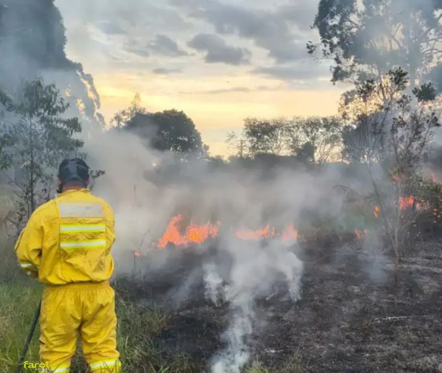 Incêndio de grandes proporções cobre trevo Avaré/Arandu com fumaça; chuva ajuda a conter avanço das chamas