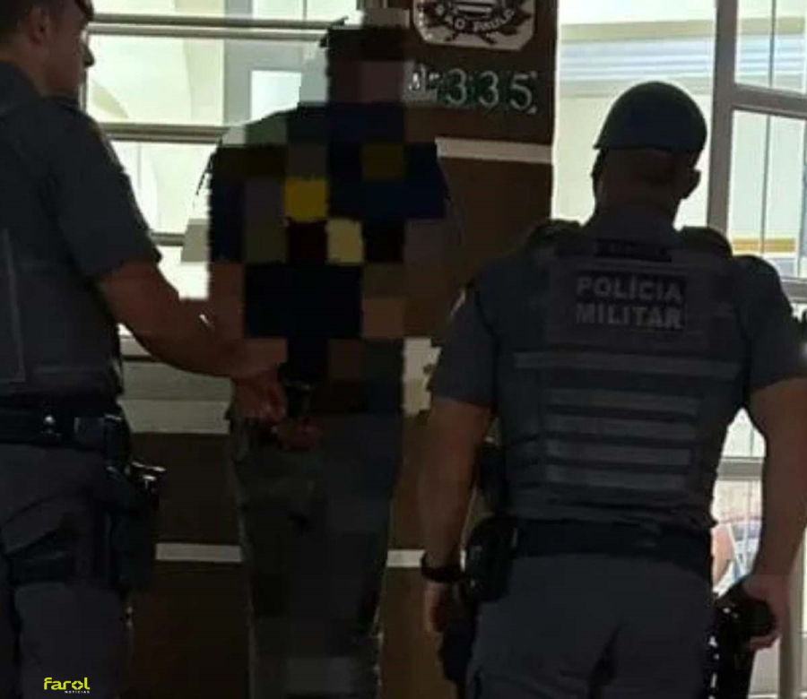Homem é preso por tráfico após ser flagrado vendendo drogas no portão de casa 