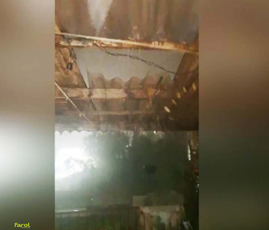 Chuva forte com ventos de até 53 km/h provoca destelhamento e enxurradas 