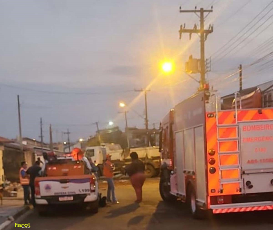 Incêndio em imóvel com grande quantidade de recicláveis mobiliza Bombeiros e Defesa Civil 