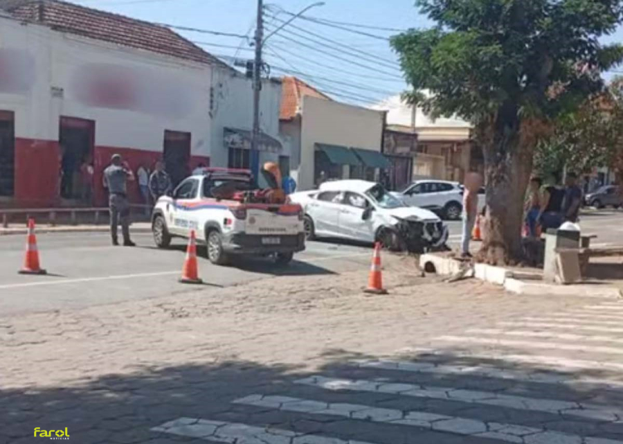 Motorista perde o controle, bate em árvore e capota em rua do centro da cidade 