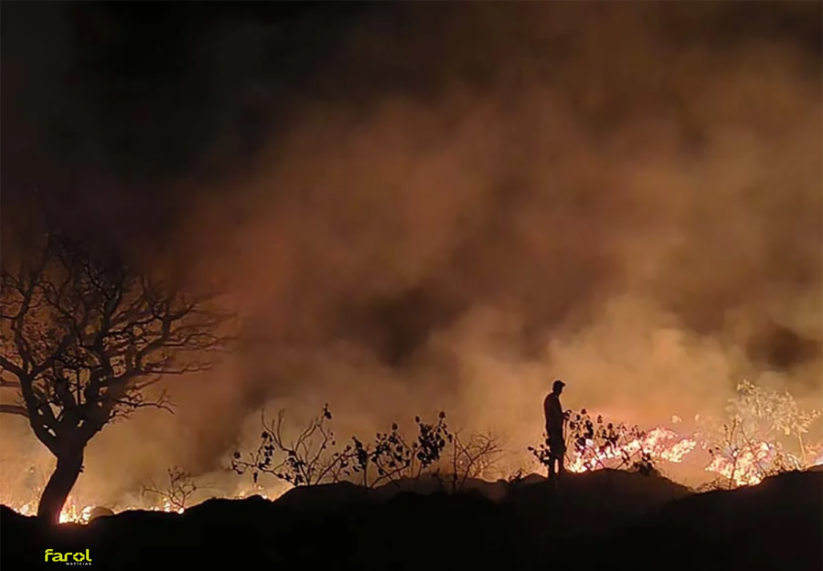 Incêndio de grandes proporções mobiliza equipes no Condomínio Canto da Mata