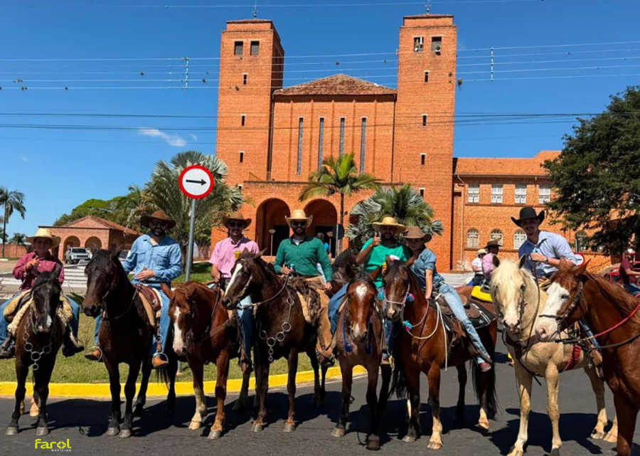 Cavalgada Feshow 2026 reúne cavaleiros e comitivas de toda a região 
