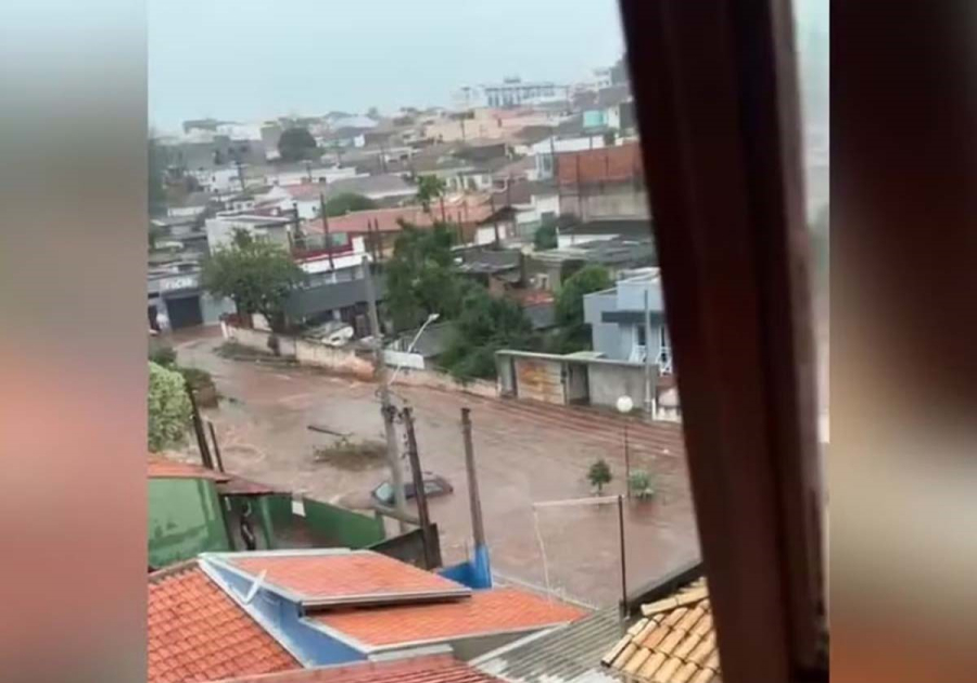 Granizo e vento forte causam alagamentos e afetam cerca de 380 casas 