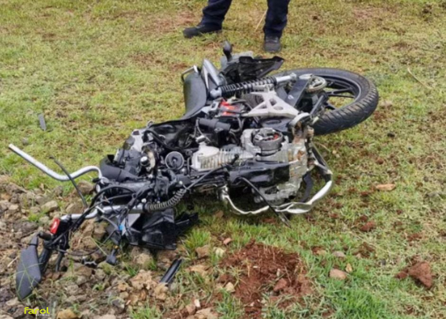 Motociclista morre após bater de frente com caminhão 