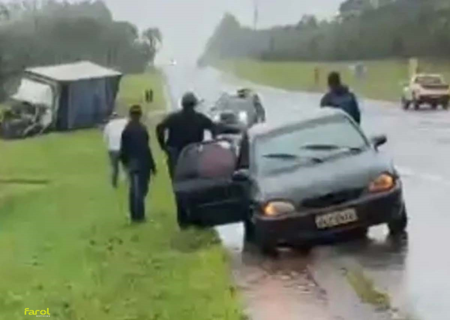 Acidente deixa duas pessoas mortas após colisão frontal na SP-255
