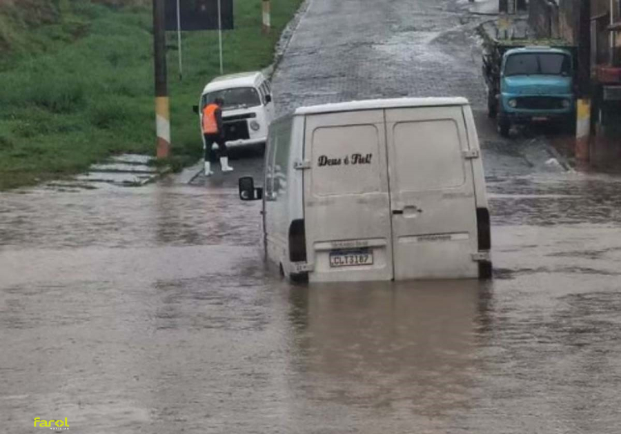 Defesa Civil envia ajuda humanitária após temporal causar alagamentos
