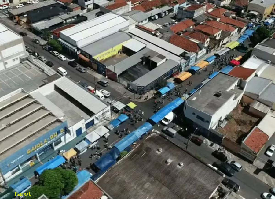 Homem é baleado enquanto comia pastel em feira no Centro da cidade 