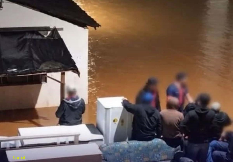 Enchentes deixam metade dos bairros sem acesso e prefeitura decreta calamidade