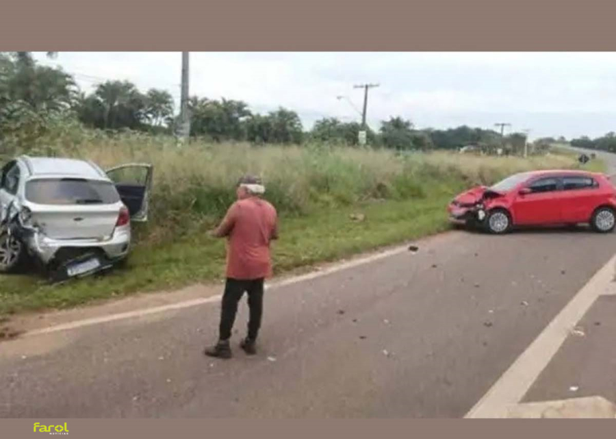 Colisão entre dois carros deixa duas pessoas feridas na SP-255